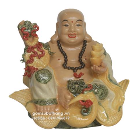Tượng Phật Di Lặc để trên bàn thờ thần tài